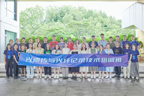 探索清醒自由活动状态下动物行为功能的神经编码机制，是当代神经科学研究中至关重要的课题。为了更深入理解复杂神经回路，探索神经元活动与行为的关系成为必然选择。2023年8月下旬，瑞沃德于总部举办第二、三期“光遗传与光纤记录技术”培训班。
