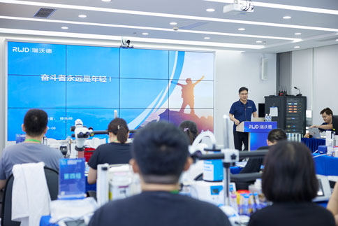 在开班仪式上，瑞沃德总经理修先帅先生进行了公司文化分享，传递了瑞沃德“奋斗者永远是年轻”的精神理念，同时表达了对讲师和学员们的感谢，并预祝大家在本次培训班中收获满满。