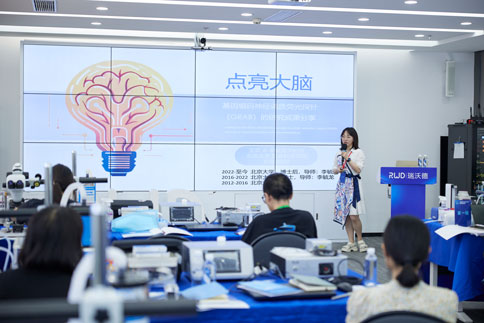 紧接着，王欢老师为大家带来《基因编码神经调质荧光探针（GRAB）的研究》成果分享。