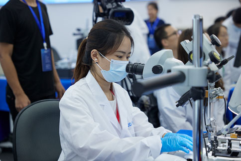 在两期实操课程中，由万金霞老师和罗斌老师带来《病毒注射/光纤埋置》教学实操；瑞沃德光纤记录产品经理何欢和产品营销经理庞朝琴带来《光纤记录信号采集/软件分析》教学实操；瑞沃德动物神经信号研究方案负责人杨静带来《微电极拉制仪使用介绍》；瑞沃德脑立体定位仪产品经理蔡晓文带来《全自动脑立体定位仪使用介绍》等一系列详细的专题讲解。