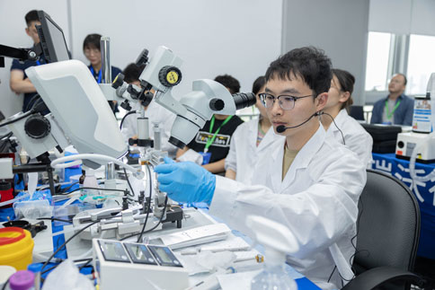 在两期实操课程中，由万金霞老师和罗斌老师带来《病毒注射/光纤埋置》教学实操；瑞沃德光纤记录产品经理何欢和产品营销经理庞朝琴带来《光纤记录信号采集/软件分析》教学实操；瑞沃德动物神经信号研究方案负责人杨静带来《微电极拉制仪使用介绍》；瑞沃德脑立体定位仪产品经理蔡晓文带来《全自动脑立体定位仪使用介绍》等一系列详细的专题讲解。