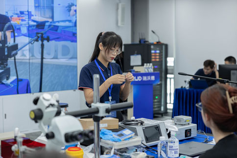 在两期实操课程中，由万金霞老师和罗斌老师带来《病毒注射/光纤埋置》教学实操；瑞沃德光纤记录产品经理何欢和产品营销经理庞朝琴带来《光纤记录信号采集/软件分析》教学实操；瑞沃德动物神经信号研究方案负责人杨静带来《微电极拉制仪使用介绍》；瑞沃德脑立体定位仪产品经理蔡晓文带来《全自动脑立体定位仪使用介绍》等一系列详细的专题讲解。