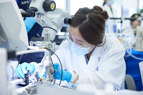 在经过一轮操作演示后，学员以小组为单位进行轮流实操练习。